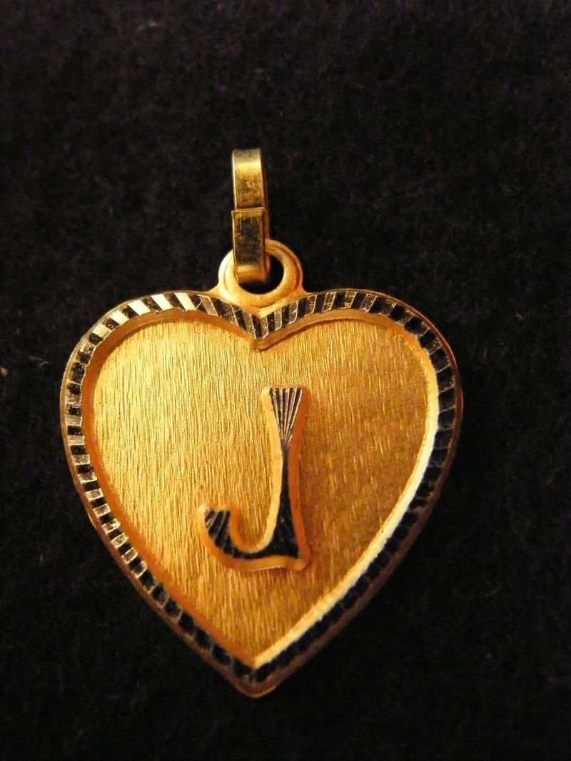 Or Plaqué Pendentif Coeur Médaillon Lettre J 2 cm