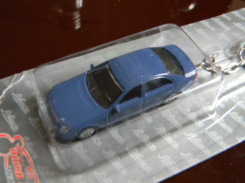 Schuco Mercedes Classe C Porte Clé  HO 1:87 Edition Métal sous Blister — vue 2