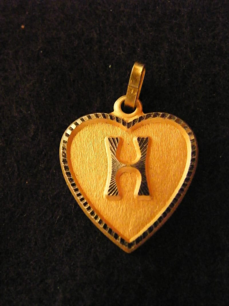 Pendentif Cœur Médaillon Or Plaqué Lettre F 2 cm