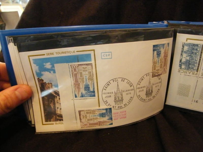 "Enveloppe 1er jour St Pol de Léon 1975 + 2 timbres non oblitérés"