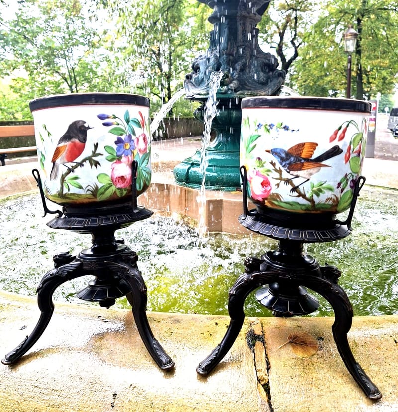 Paire Cache Pots Porcelaine Peinte XIX ème siècle Oiseaux Bois Bronze
