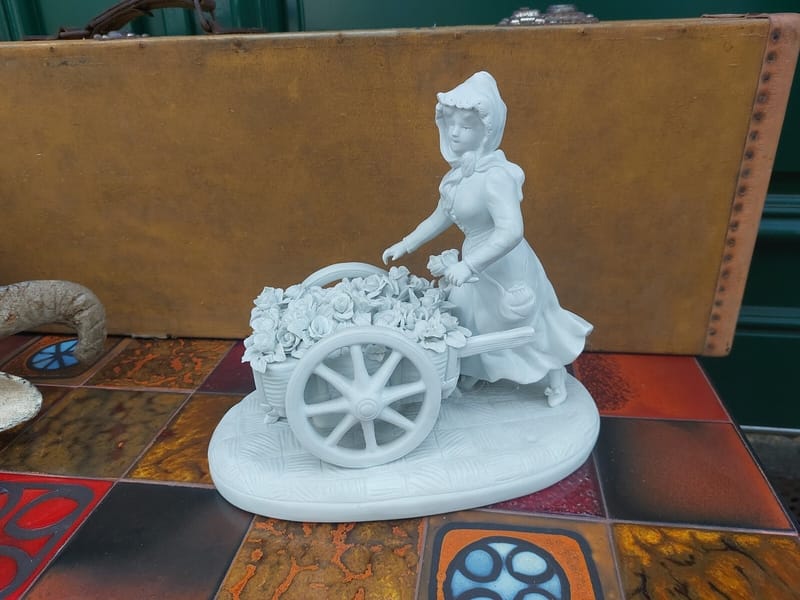 Biscuit Vendeuse Fleurs Signé S Rameaux ancien Porcelaine