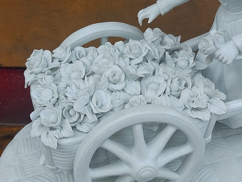 Biscuit Vendeuse Fleurs Signé S Rameaux ancien Porcelaine — vue 4