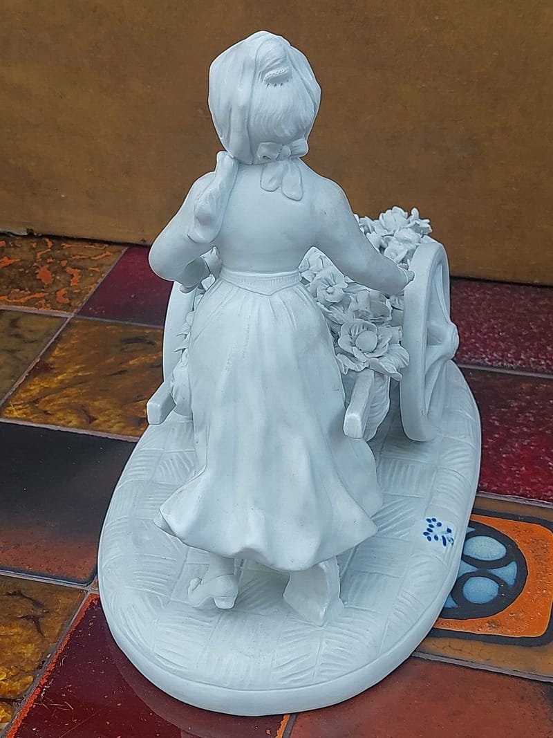 Biscuit Vendeuse Fleurs Signé S Rameaux ancien Porcelaine — vue 7