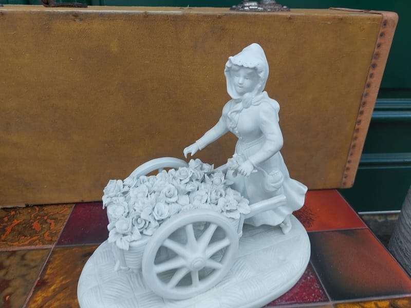 Biscuit Vendeuse Fleurs Signé S Rameaux ancien Porcelaine — vue 2