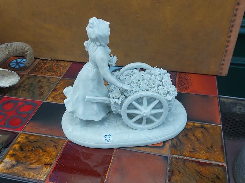 Biscuit Vendeuse Fleurs Signé S Rameaux ancien Porcelaine — vue 8