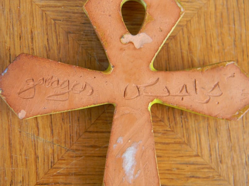 Croix Céramique Garagos Années 70 — view 3 of 4