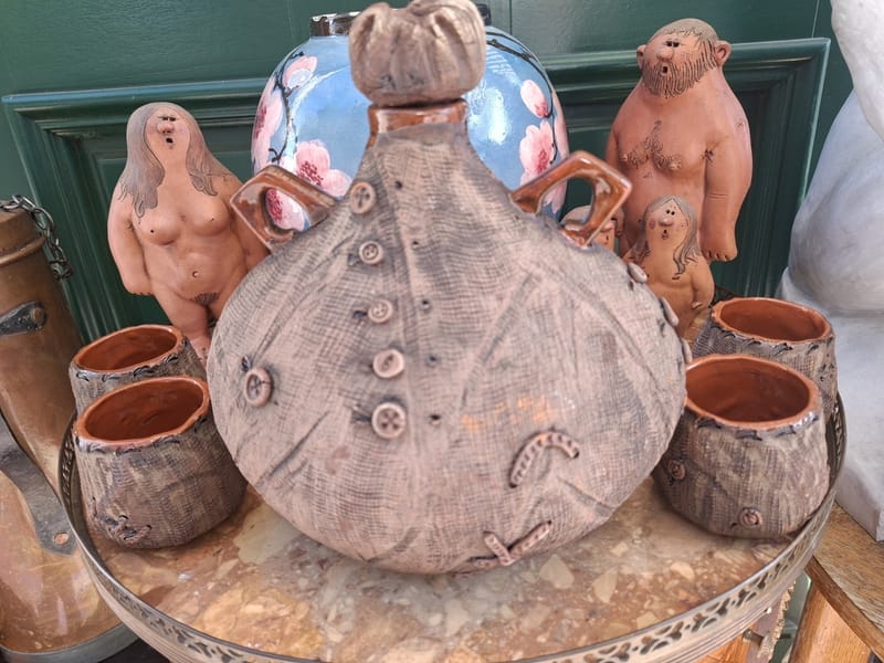 Céramique Carafe Signée Terre Cuite décor boutons couture — vue 2