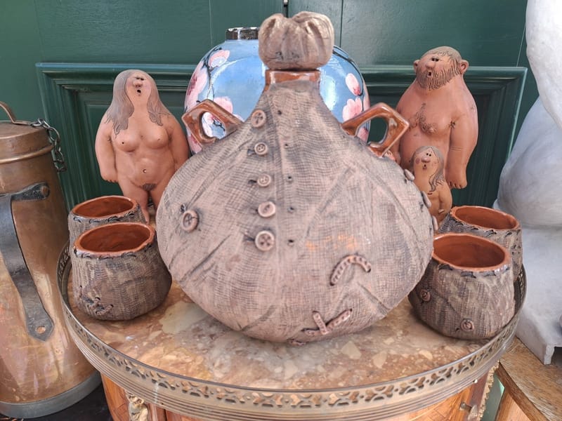 Céramique Carafe Signée Terre Cuite décor boutons couture