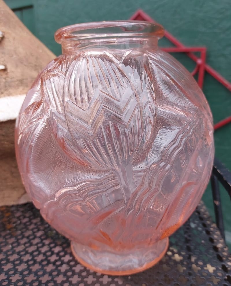 Pierre d'Avesn Vase Art Déco en Verre Moulé Pressé décor aux Nénuphars