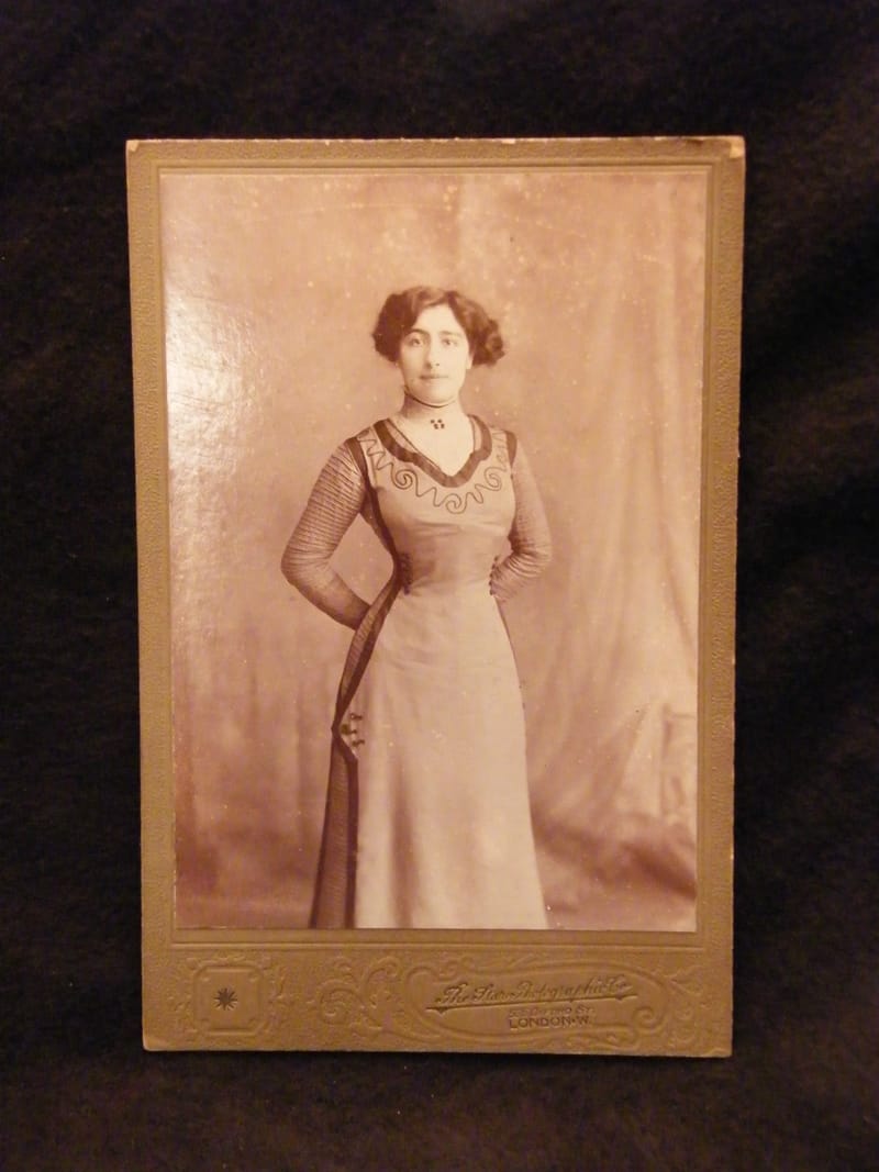 "Photographie Femme The star Photographic Co 535 Oxford Street London"