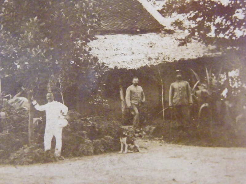 Photographie Albuminée XIX ème siècle Colonies Françaises à identifier Militaire — vue 2