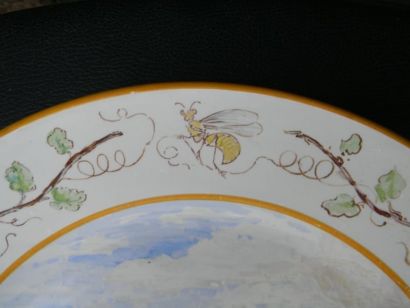 Creil Montereau Plat Mural LM & Cie Décor angelots mangeant du raisin — vue 3