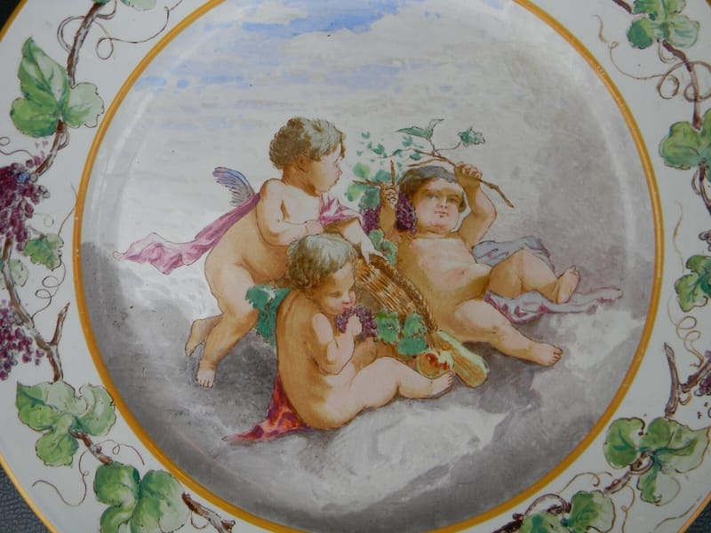 Creil Montereau Plat Mural LM & Cie Décor angelots mangeant du raisin — vue 2
