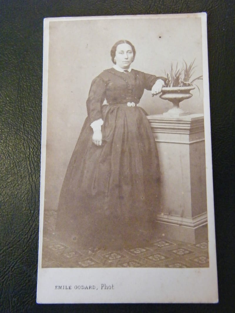 "Photographie Femme Robe Faux Cul XIX ème Siècle  Emile Godard Angoulème"