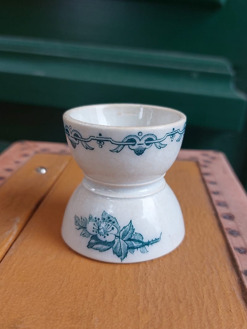 Coquetier Diabolo Porcelaine Terre de Fer ancien