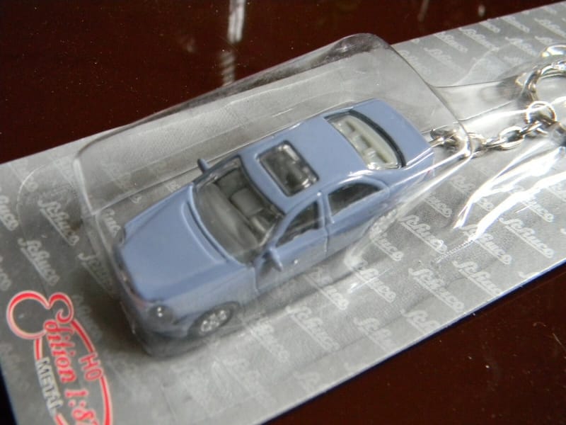 Schuco Mercedes Porte Clé Classe C Toit HO 1:87 Edition Métal sous Blister — vue 2