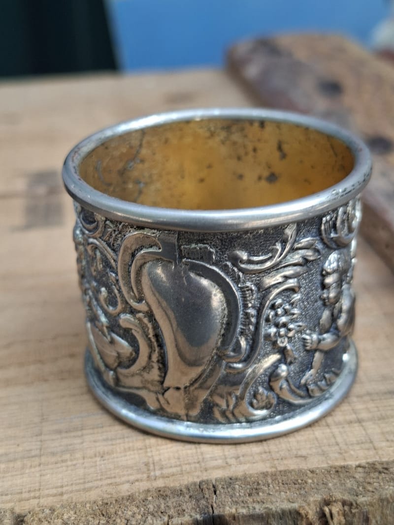 Rond Serviette Bronze Nickelé Décor Putti — vue 2