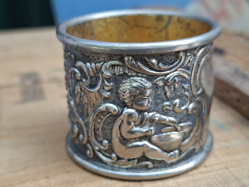 Rond Serviette Bronze Nickelé Décor Putti