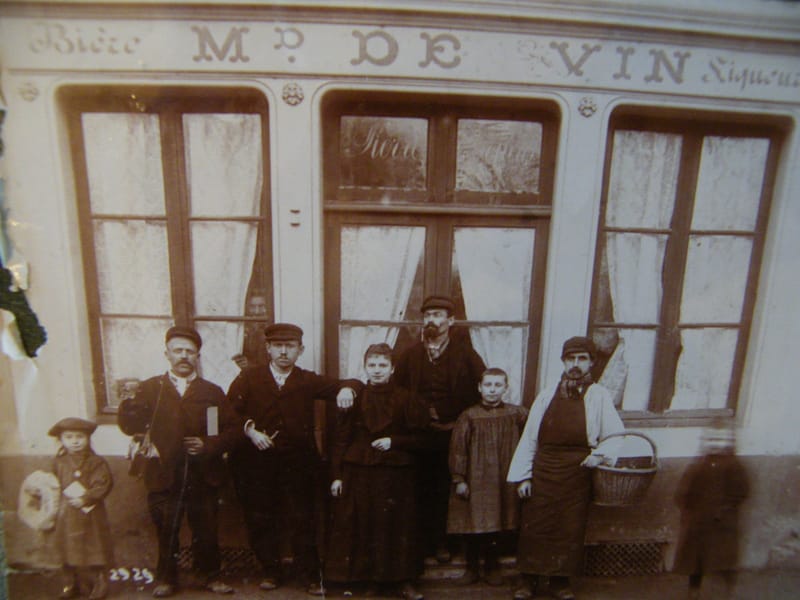"Photographie Café Bière  Madame de Vin Pierre Boiteux XX ème Varangéville 54" — view 2 of 3