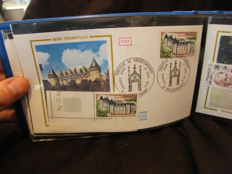 "Enveloppe 1er jour Château de Rochechouart 1975 + 1 timbre non oblitéré"