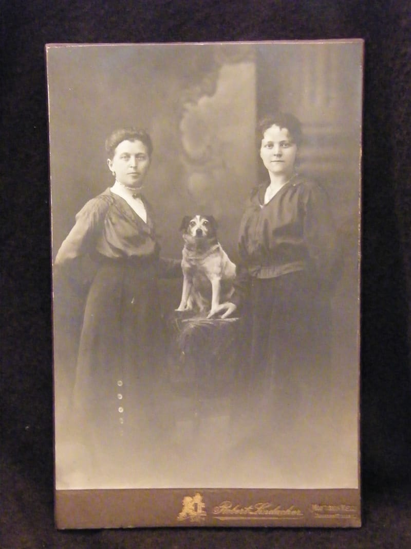 "Photographie Femme et Chien Robert Lindacher Montigny les Metz XIX ème Siècle"