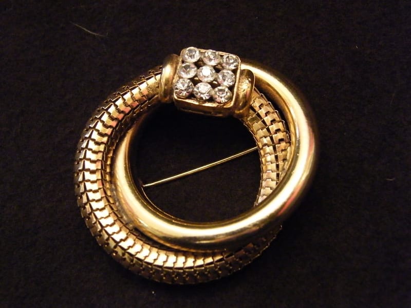 "Broche en Métal Doré Strasses Cristal"