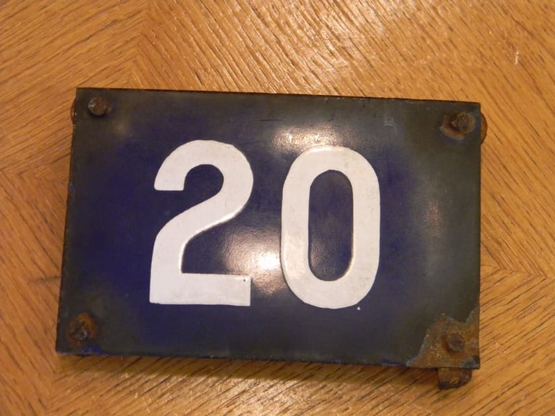Plaque émaillée Numéro d'habitation ancien Bombée N°20
