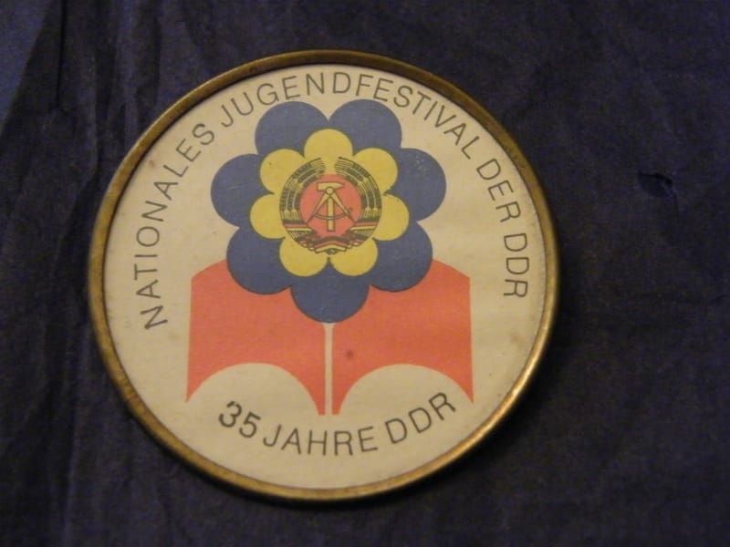Badge Nationales Jugendfestival der DDR 35 Jahre DDR Allemagne de l'est
